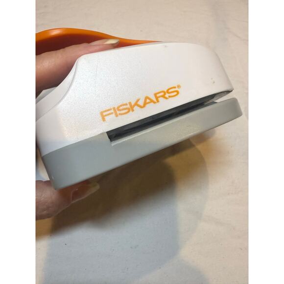 Fiskars Large Tag @ Eyelet Paper Punch - Picture 3 of 4